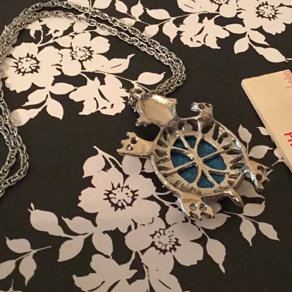Turtle pendant with chain - Picture 3 of 3